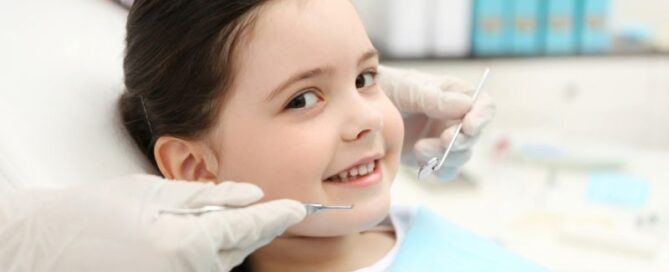 NIña en el odontólogo